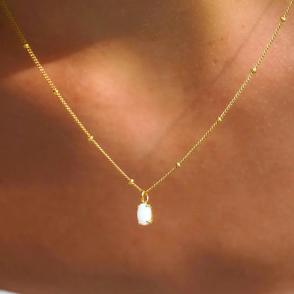 Marion | Collier en perles dorées avec pendentif en opale – bijou élégant et lumineux