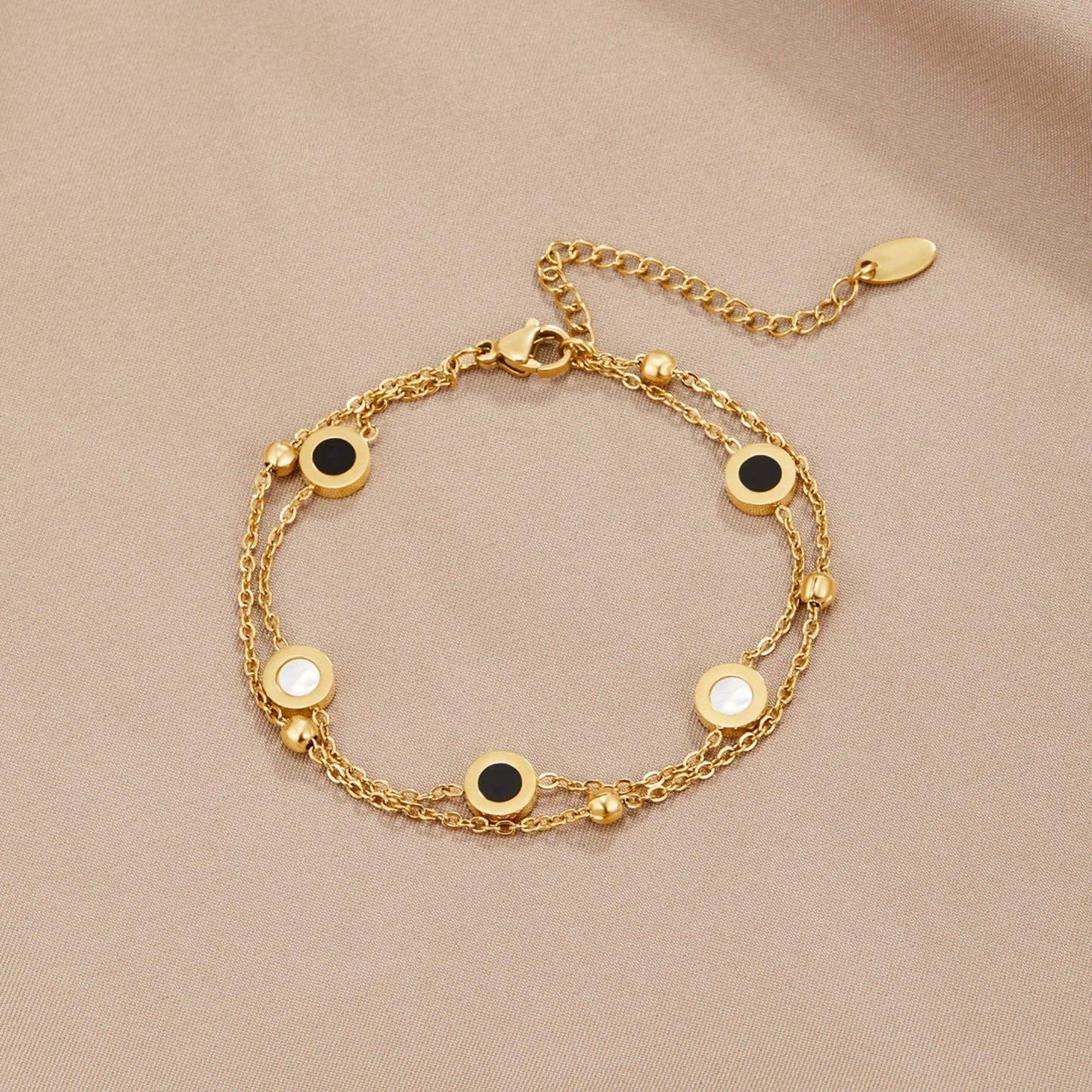 Victoire | Bracelet en Onyx et Pierre Blanche - Élégance Contrastée et Raffinement Intemporel