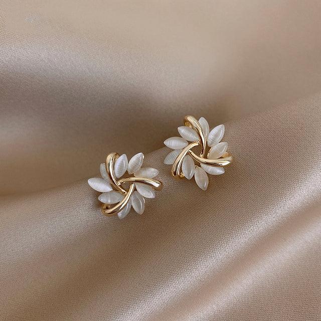 Charlotte | Boucles d'Oreilles en Or avec Fleurs d'Opale - Doré éclatant et délicates fleurs d'opale