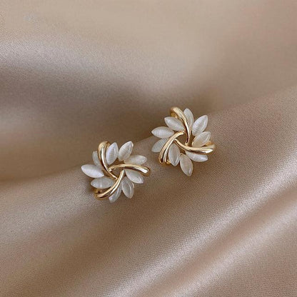 Charlotte | Boucles d'Oreilles en Or avec Fleurs d'Opale - Doré éclatant et délicates fleurs d'opale