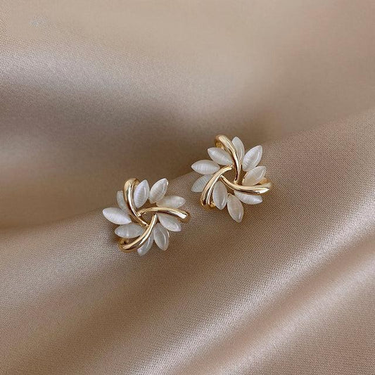 Charlotte | Boucles d'Oreilles en Or avec Fleurs d'Opale - Doré éclatant et délicates fleurs d'opale