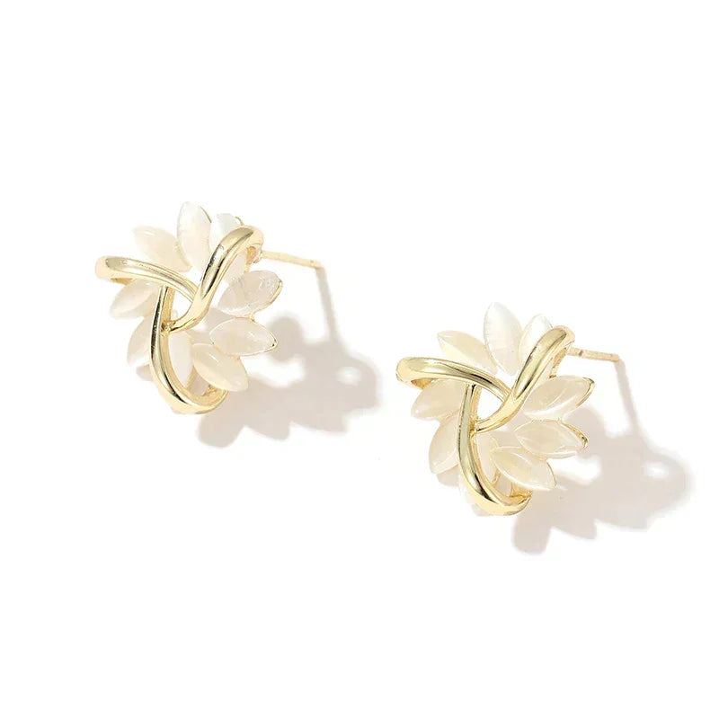 Charlotte | Boucles d'Oreilles en Or avec Fleurs d'Opale - Doré éclatant et délicates fleurs d'opale