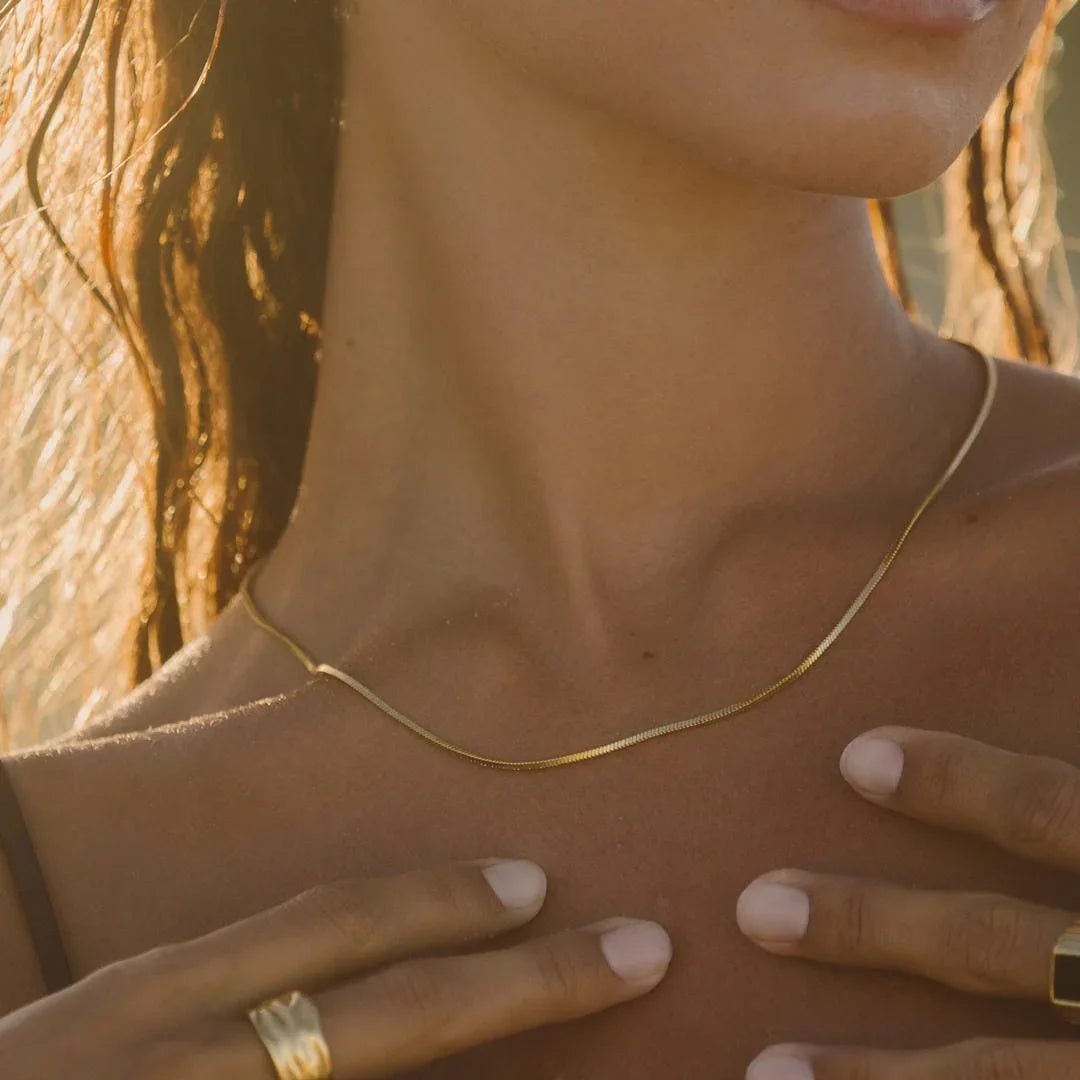 Céleste | Choker Carré en Or Serpent – Doré éclatant et allure résolument chic