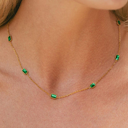 Apolline | Collier en chaîne dorée serti d'une pierre verte