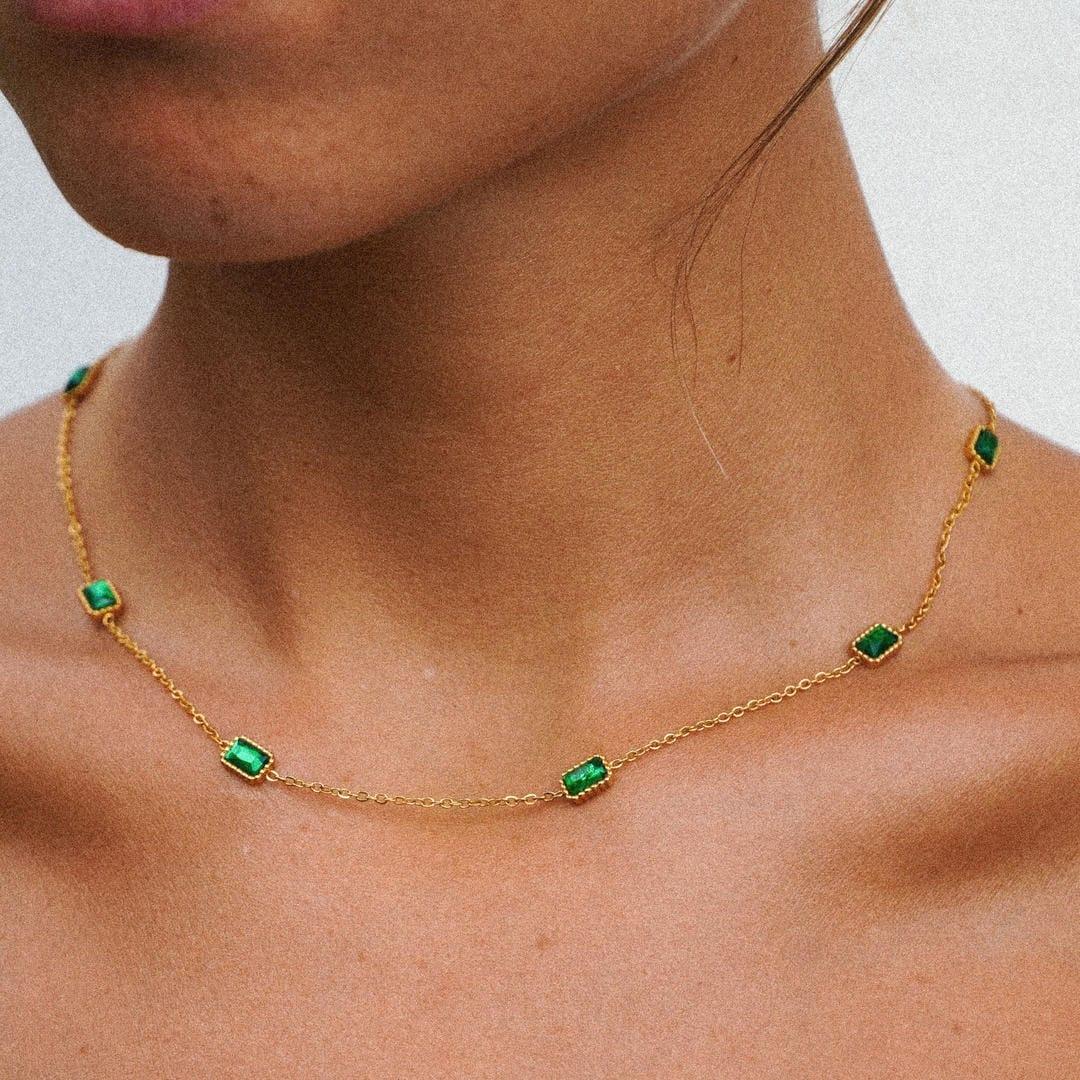 Apolline | Collier en chaîne dorée serti d'une pierre verte