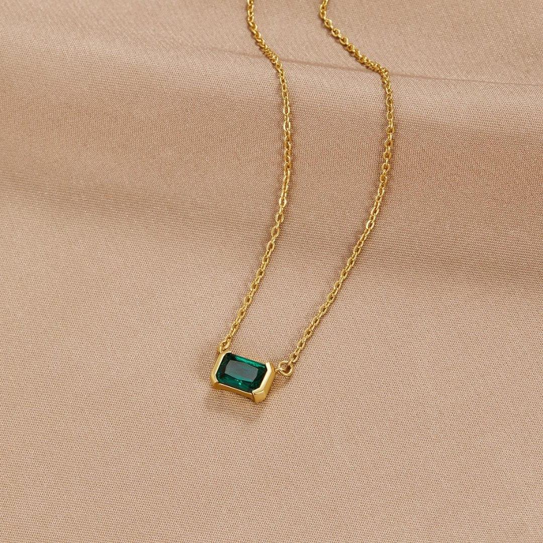 Fleur | Collier doré en Émeraude Verte — Élégance florale