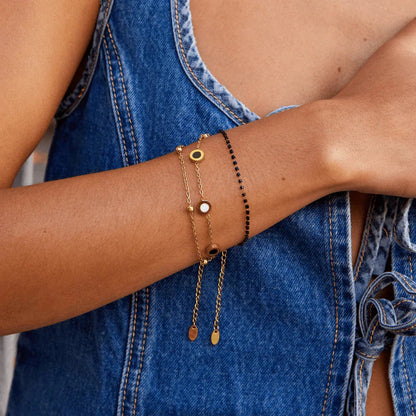 Victoire | Bracelet en Onyx et Pierre Blanche - Élégance Contrastée et Raffinement Intemporel