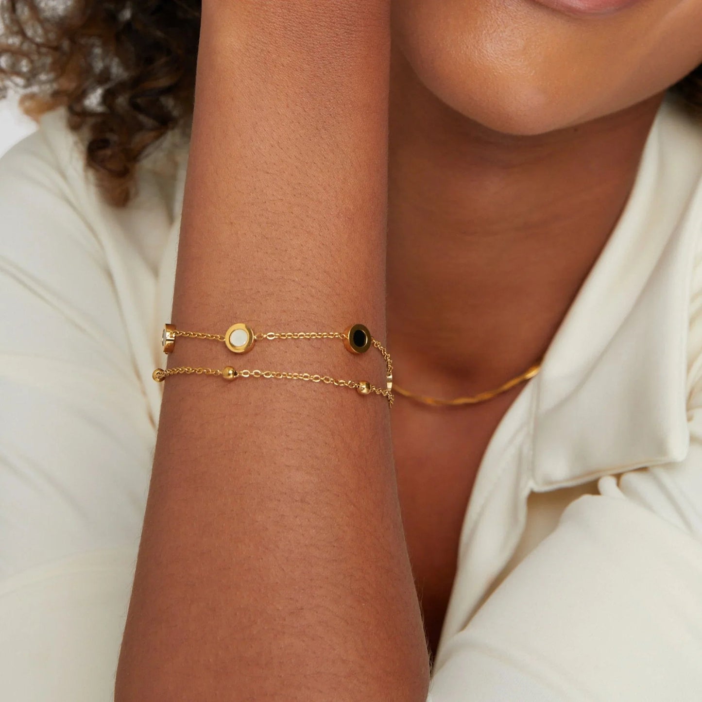 Victoire | Bracelet en Onyx et Pierre Blanche - Élégance Contrastée et Raffinement Intemporel