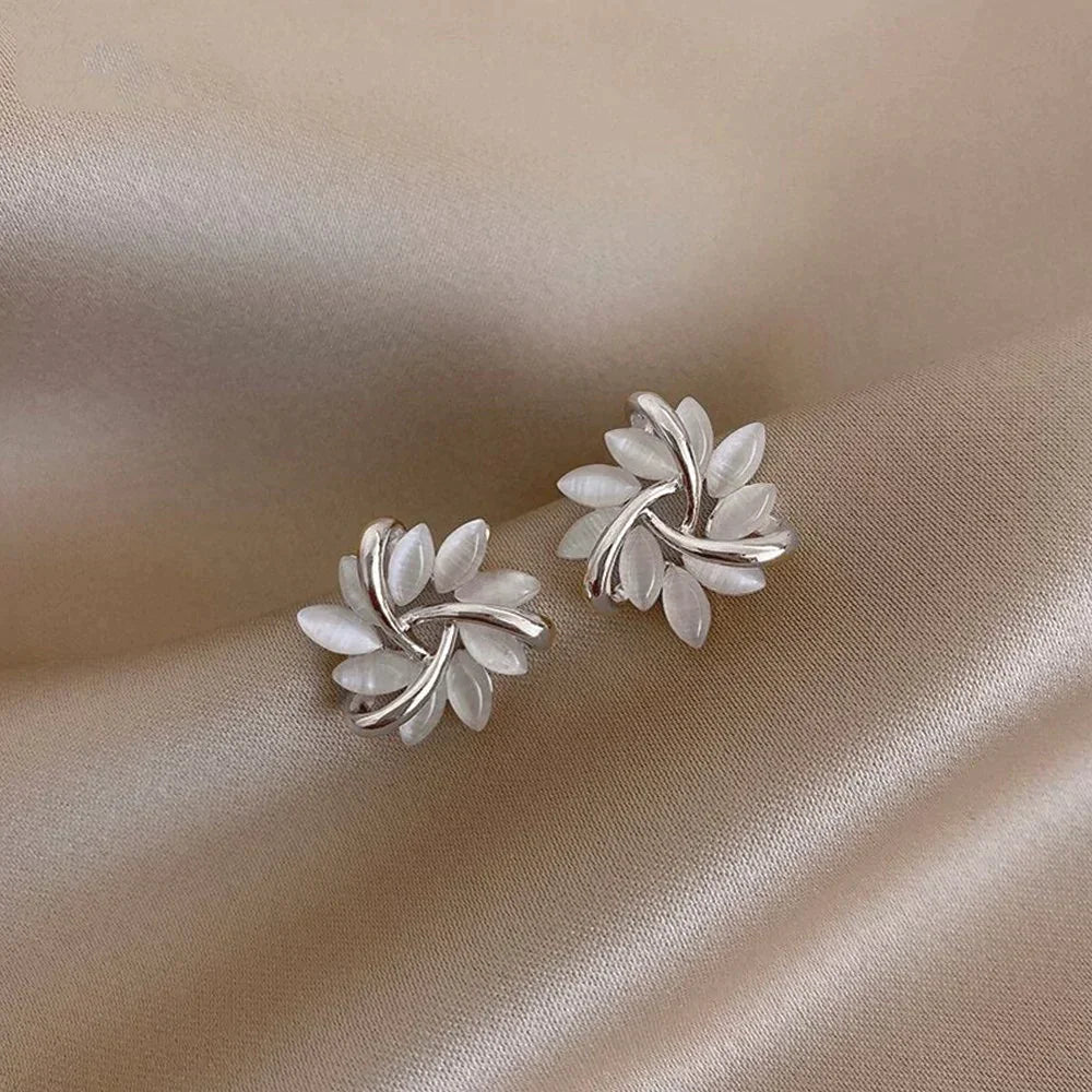 Charlotte | Boucles d'Oreilles en Or avec Fleurs d'Opale - Doré éclatant et délicates fleurs d'opale