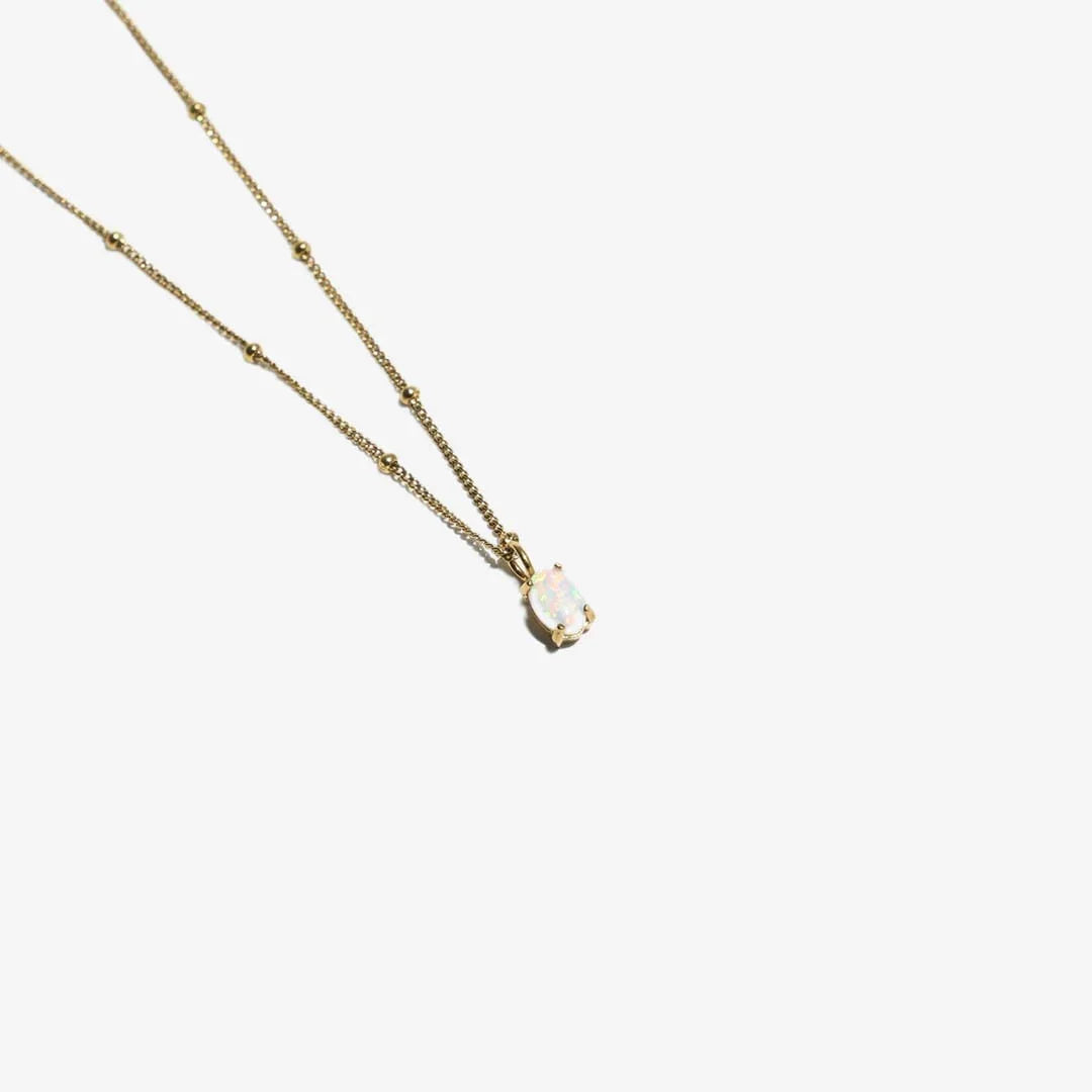 Marion | Collier en perles dorées avec pendentif en opale – bijou élégant et lumineux