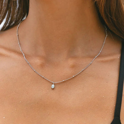 Marion | Collier en perles dorées avec pendentif en opale – bijou élégant et lumineux