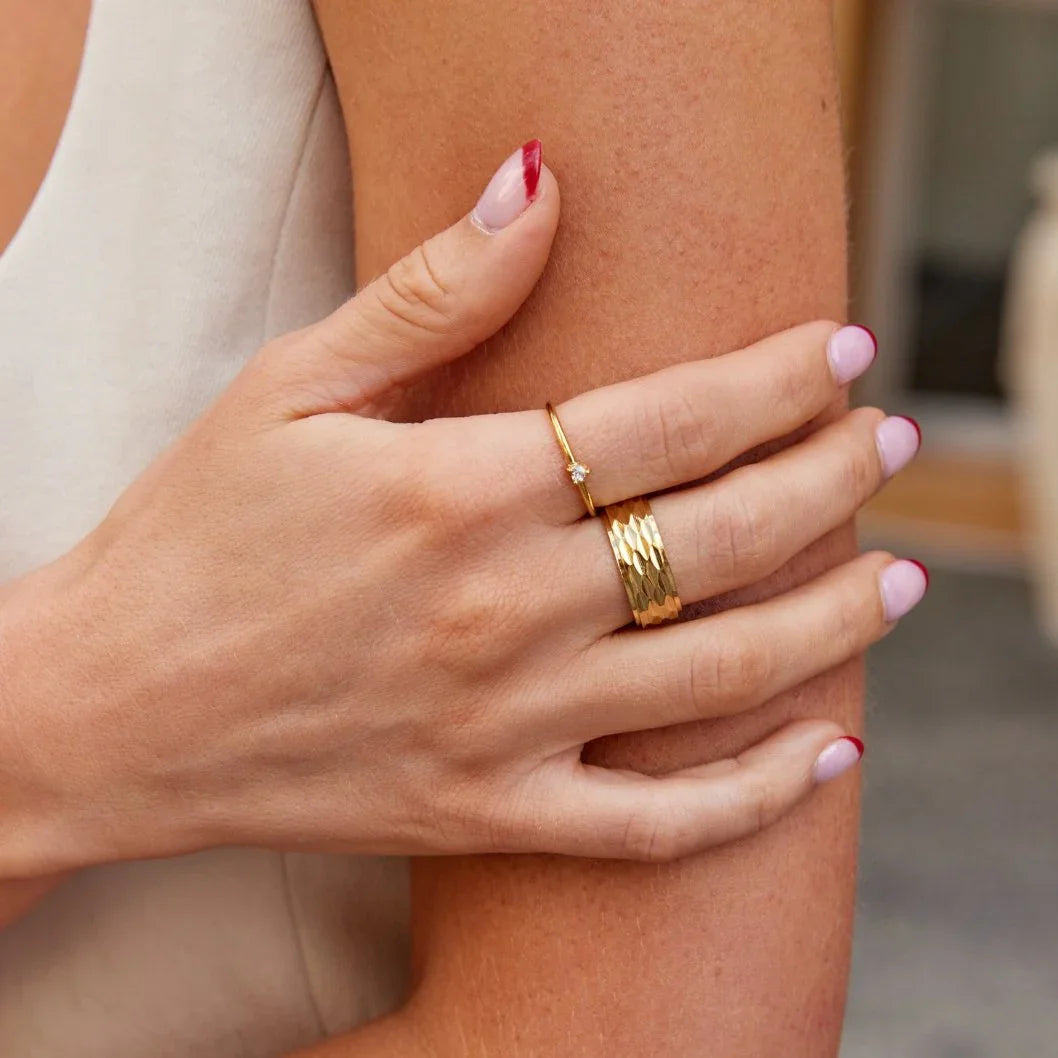 Leonie | Bague en or minimaliste, finition lisse et raffinée