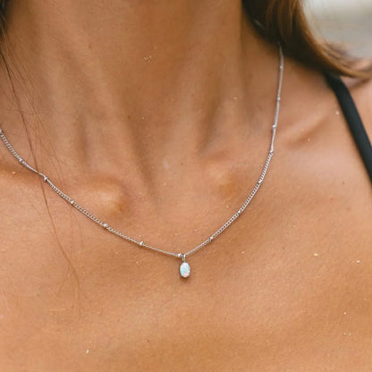 Marion | Collier en perles dorées avec pendentif en opale – bijou élégant et lumineux